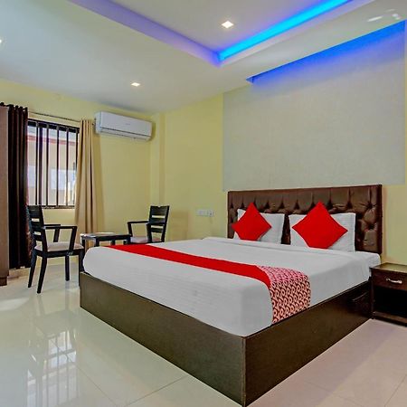 Oyo Flagship 77876 Amigo Suites Kochi Bagian luar foto
