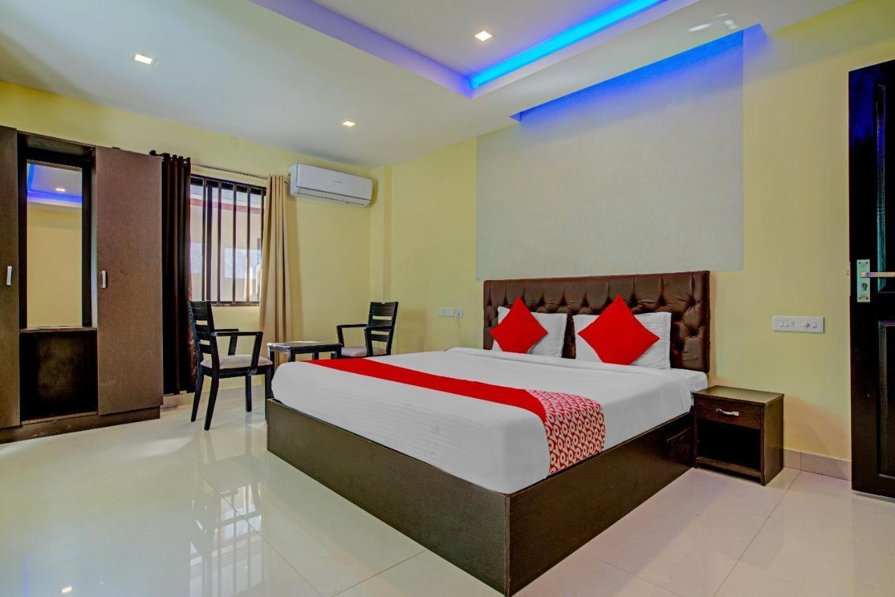 Oyo Flagship 77876 Amigo Suites Kochi Bagian luar foto