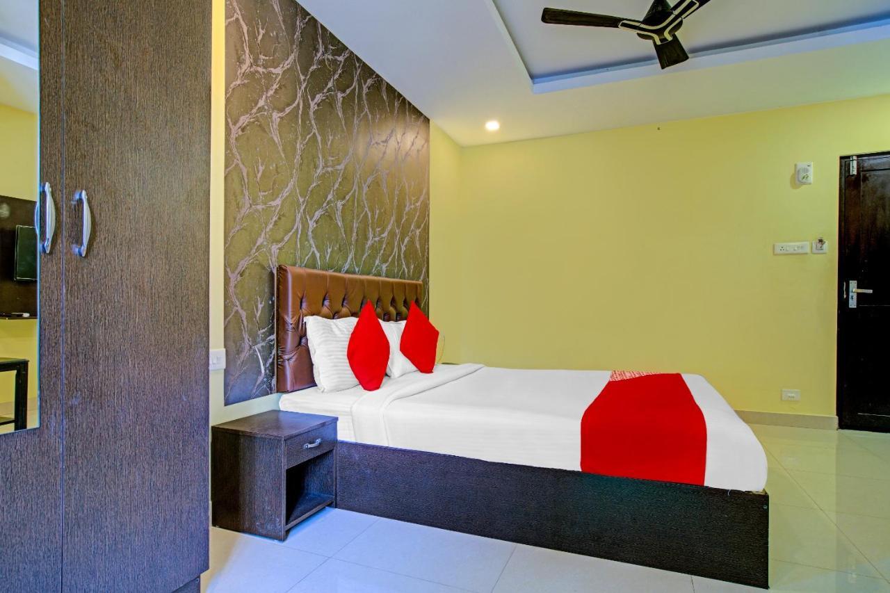 Oyo Flagship 77876 Amigo Suites Kochi Bagian luar foto