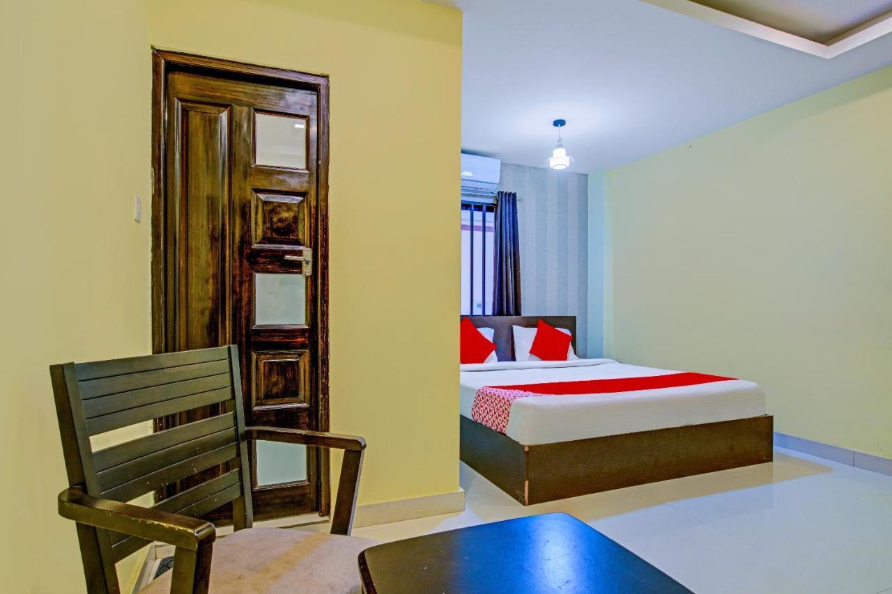 Oyo Flagship 77876 Amigo Suites Kochi Bagian luar foto