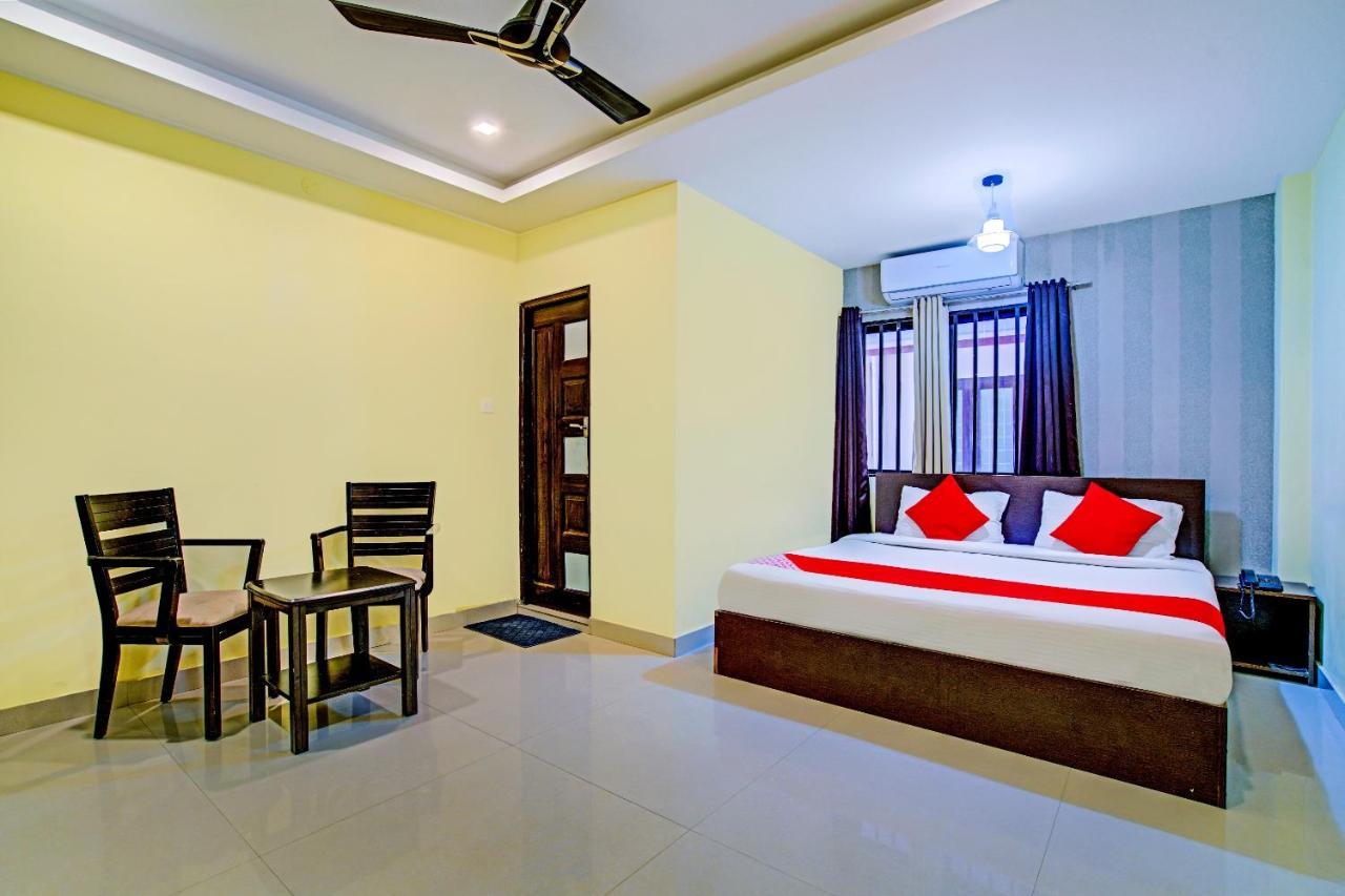 Oyo Flagship 77876 Amigo Suites Kochi Bagian luar foto