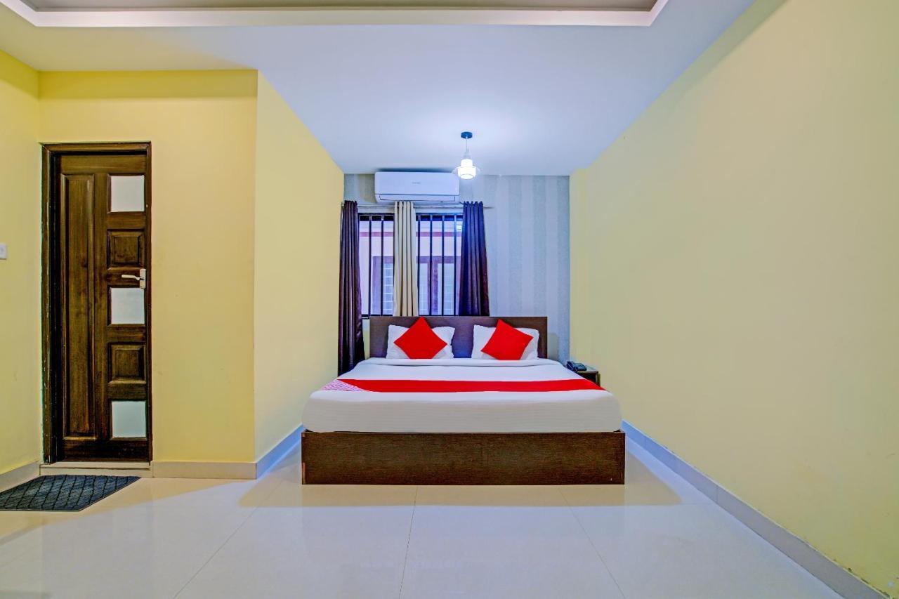 Oyo Flagship 77876 Amigo Suites Kochi Bagian luar foto