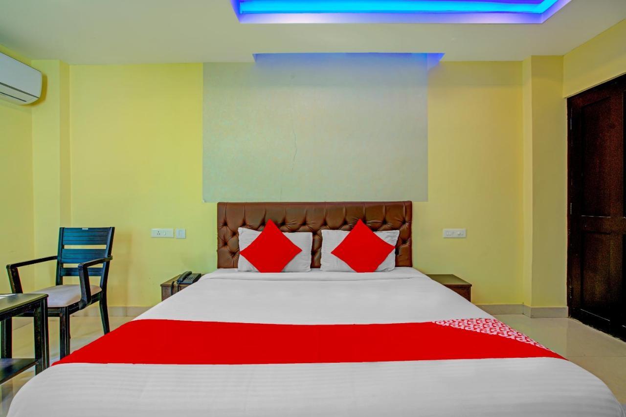 Oyo Flagship 77876 Amigo Suites Kochi Bagian luar foto
