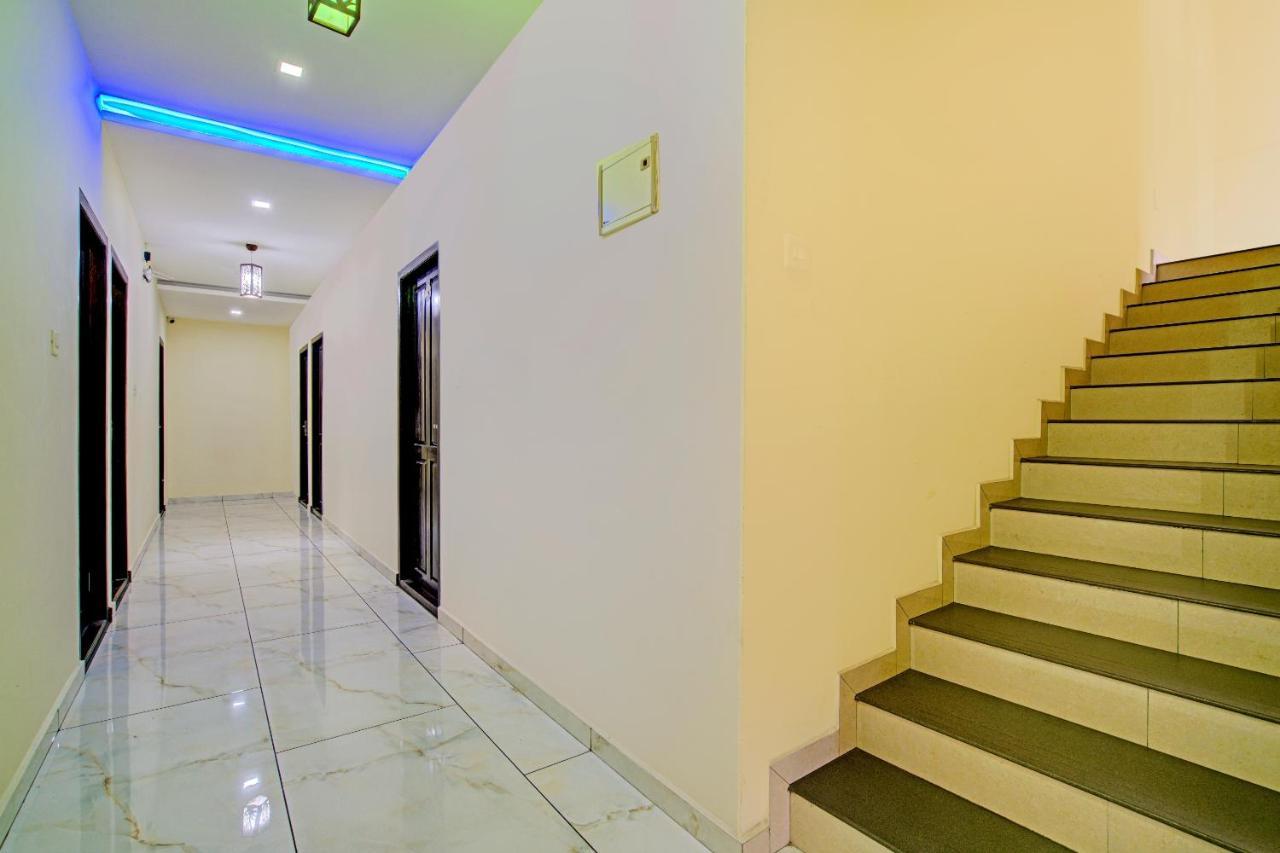 Oyo Flagship 77876 Amigo Suites Kochi Bagian luar foto
